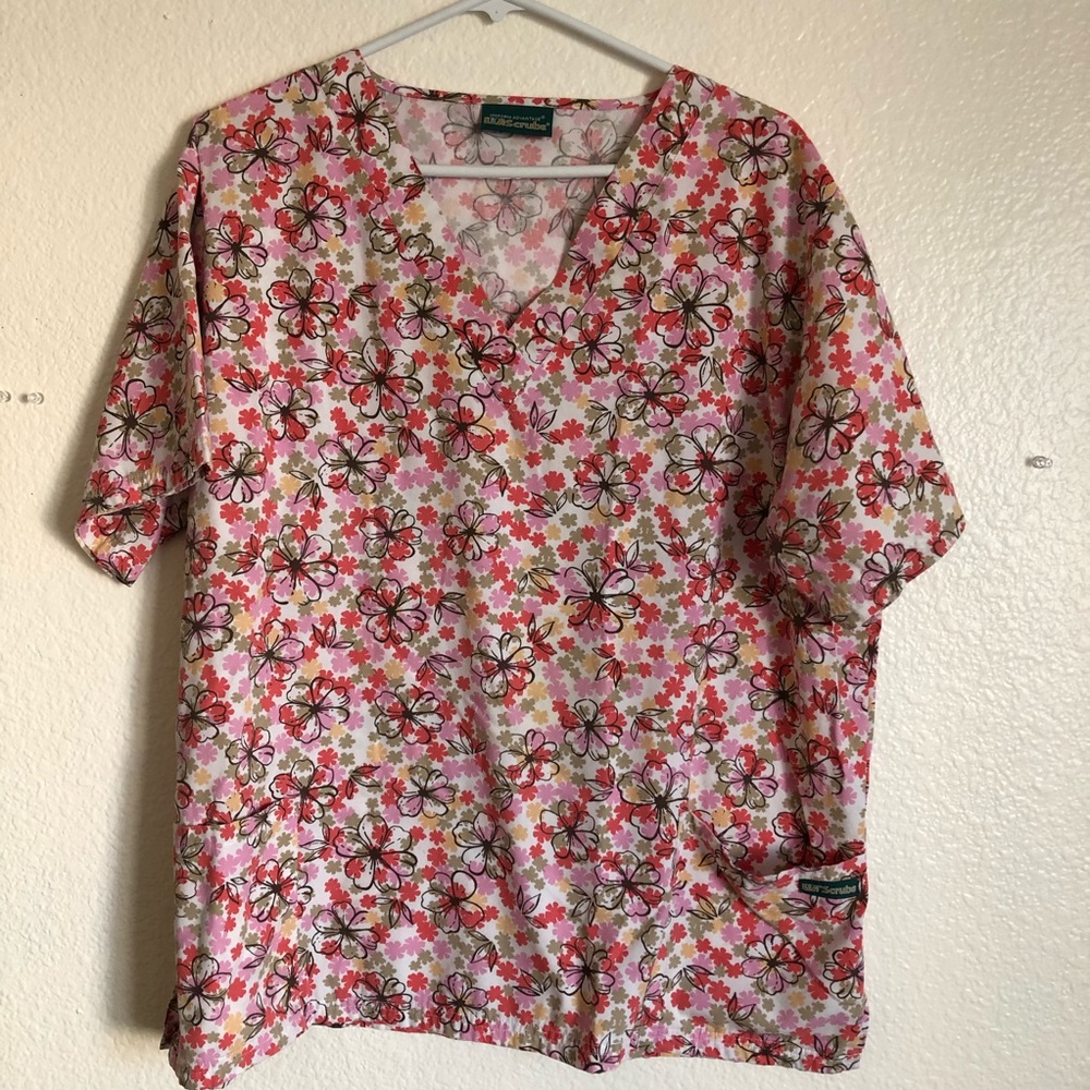 Scrub top floral pattern